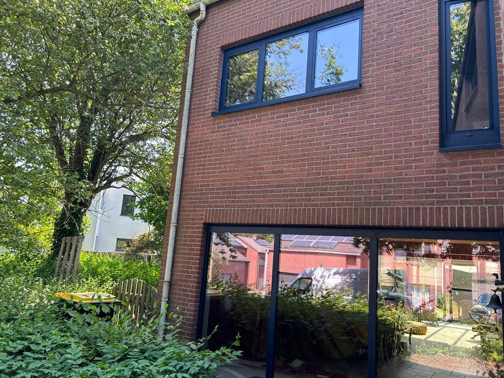 Fraai staalblauwe aluminium ramen